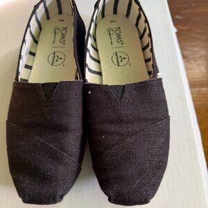 Black TOMS shoes